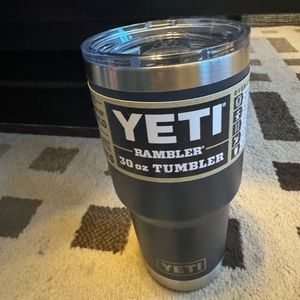 Yeti 30oz tumbler NEW Navy